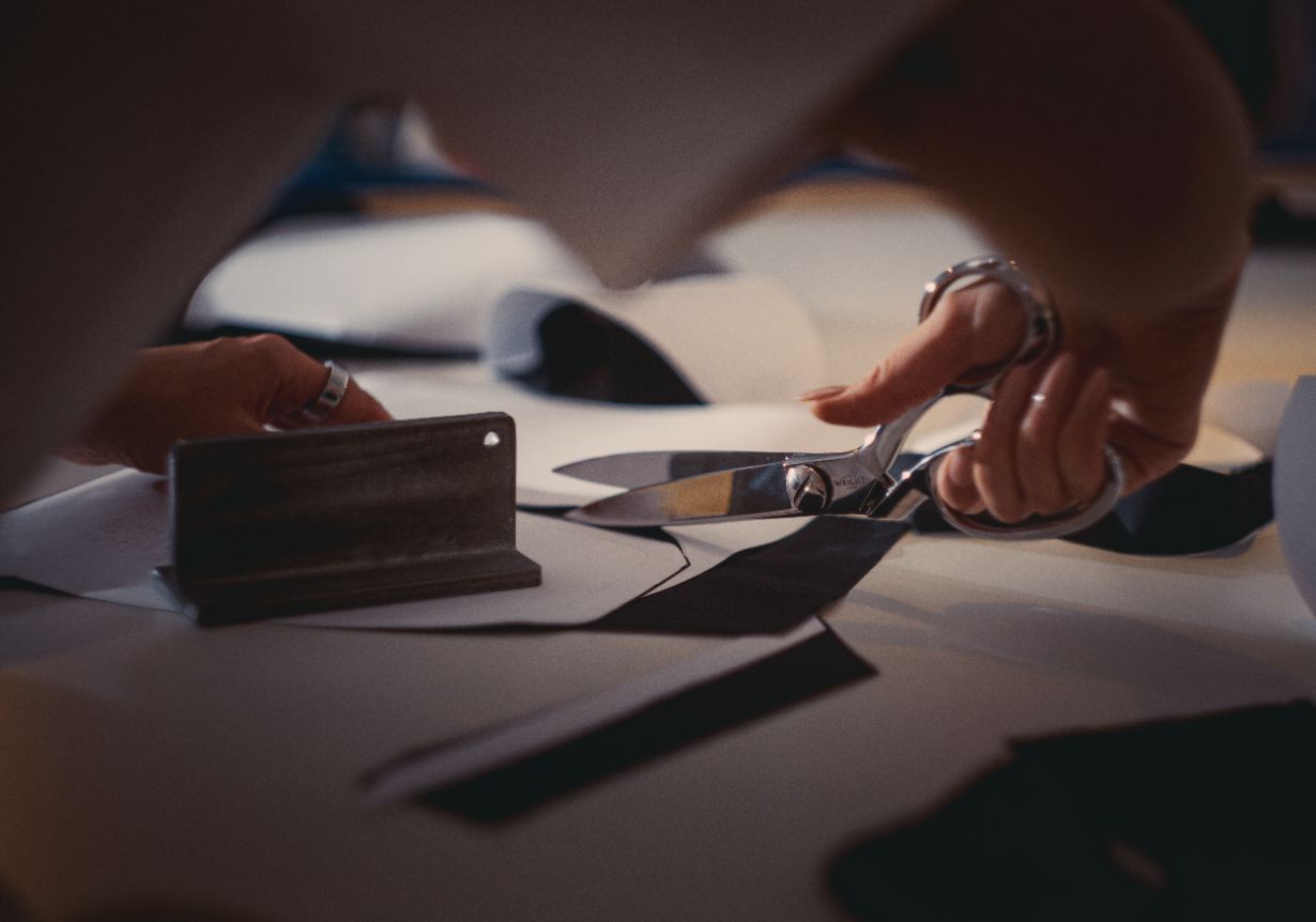 Präzise Schnittarbeit im Atelier DREISIEBEN