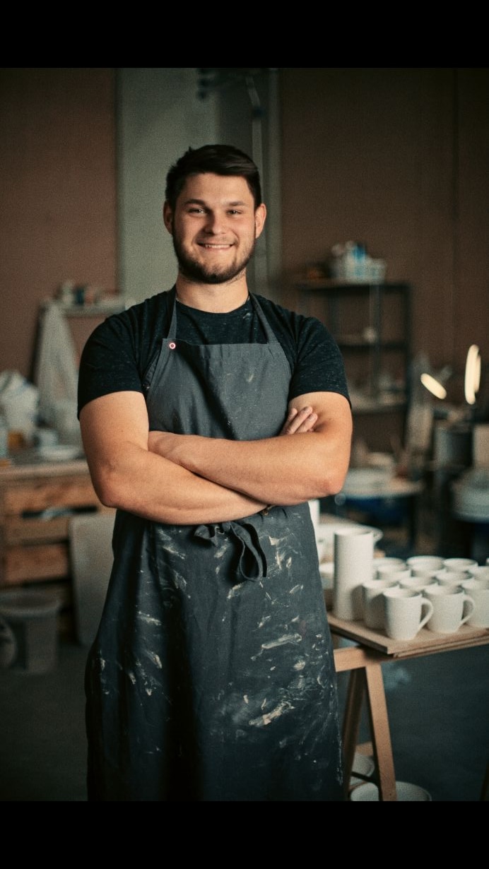 Porträt eines Handwerkers in seiner Werkstatt